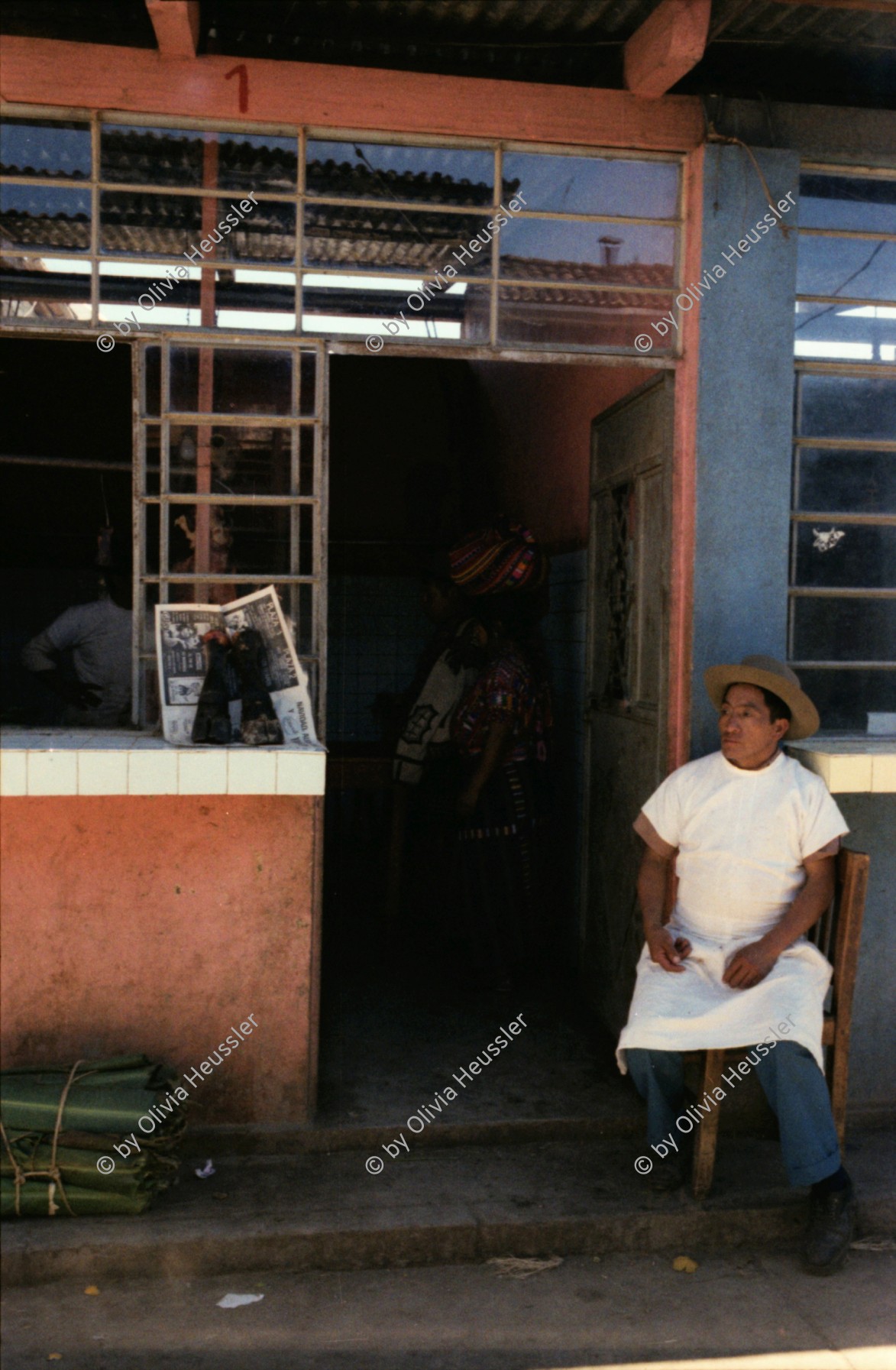 Image of sheet 19780200 photo 17: shop laden Einkaufen Markt Indigena Indianer Schweinekopf Metzger Butcher meat head Guatemala Santa Cruz del Quiché
Santa Cruz del Quiché is a city in Guatemala. It serves as the capital of the El Quiché department and the municipal seat of Santa Cruz del Quiché municipality. The city is located at, at an elevation of 2,021 m above sea level. The urban population was about 21,000 people in 2003
Gläubige Indios zünden Kerzen in der Kirche an. Glauben Religion Rauch