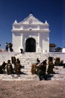 Image of sheet 19780200 photo 18: Indigena Indianerin Guatemala Santa Cruz del Quiché
Santa Cruz del Quiché is a city in Guatemala. It serves as the capital of the El Quiché department and the municipal seat of Santa Cruz del Quiché municipality. The city is located at, at an elevation of 2,021 m above sea level. The urban population was about 21,000 people in 2003
Gläubige Indios zünden Kerzen in der Kirche an. Glauben Religion Rauch