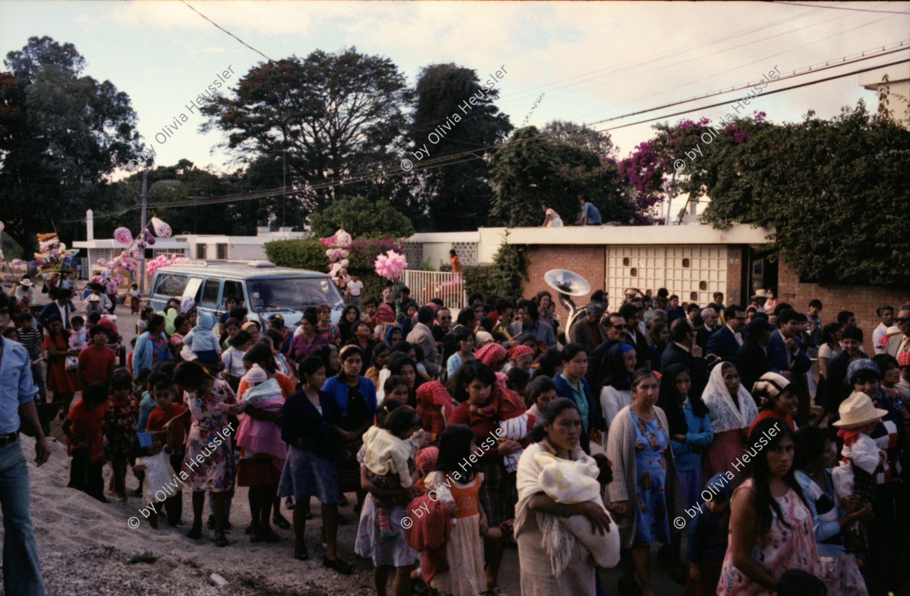 Image of sheet 19780200 photo 20: Olivia badet in einem Fluss Wasser Vor der bekannten Kirche sitzen Frauen auf der Treppe. mit einer grossen runden Karaffe Hicara Kürbis ?Indios zünden Kerzen in der Kirche an.
Treppe Rauch