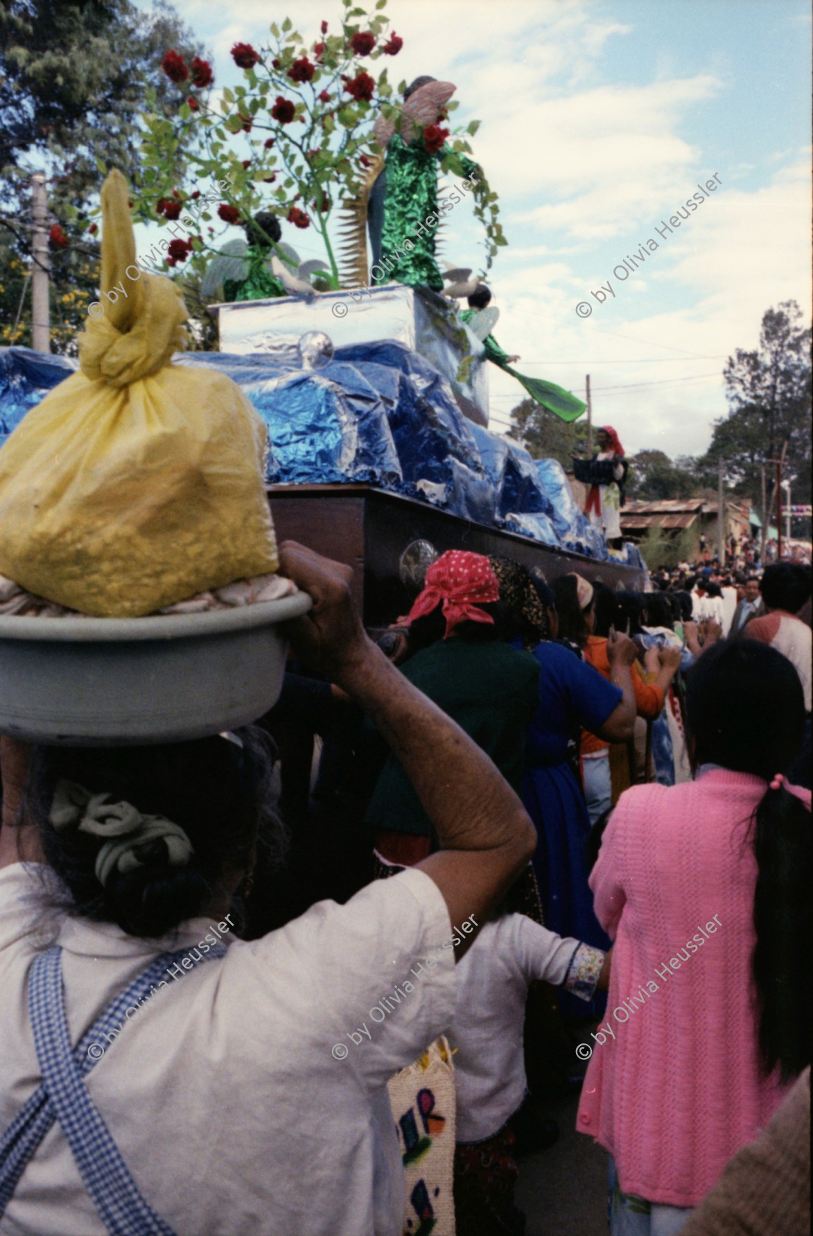 Image of sheet 19780200 photo 21: Olivia badet in einem Fluss Wasser Vor der bekannten Kirche sitzen Frauen auf der Treppe. mit einer grossen runden Karaffe Hicara Kürbis ?Indios zünden Kerzen in der Kirche an.
Treppe Rauch