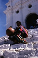 Image of sheet 19780200 photo 9: Vor der bekannten Kirche sitzen Frauen auf der Treppe mit einer grossen runden Karaffe Hicara Kürbis  Indigena Indianerin Guatemala Santa Cruz del Quiché
1978