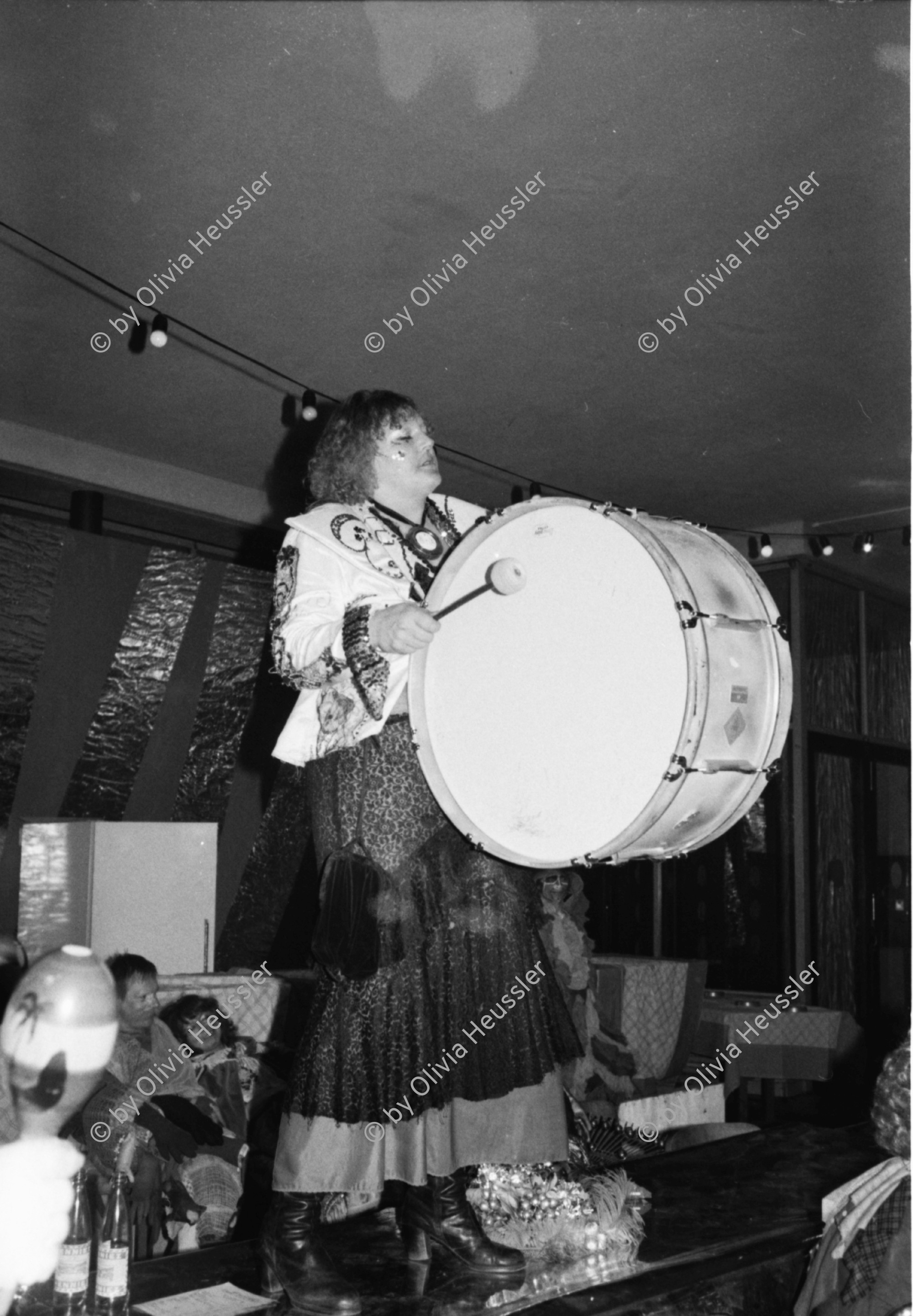 Image of sheet 19790010 photo 36: Fasnacht Zürcher Künstler Maskenball Künstlermaskenball in Zürich. Kongresshaus 
Pauke 1979 Musik Guggenmusik Tisch Frau