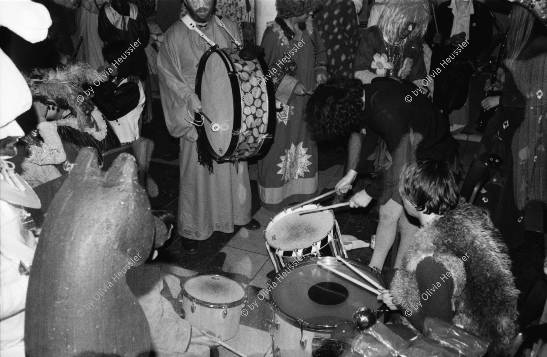 Image of sheet 19790010 photo 37: Fasnacht Zürcher Künstler Maskenball Künstlermaskenball in Zürich. Kongresshaus
Pauke 1979 Musik Guggenmusik Tisch Frau Trommeln Schweiz