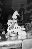 Image of sheet 19790010 photo 38: Fasnacht Zürcher Künstler Maskenball Künstlermaskenball in Zürich. Kongresshaus 

Maske Schweiz Schwein 1979