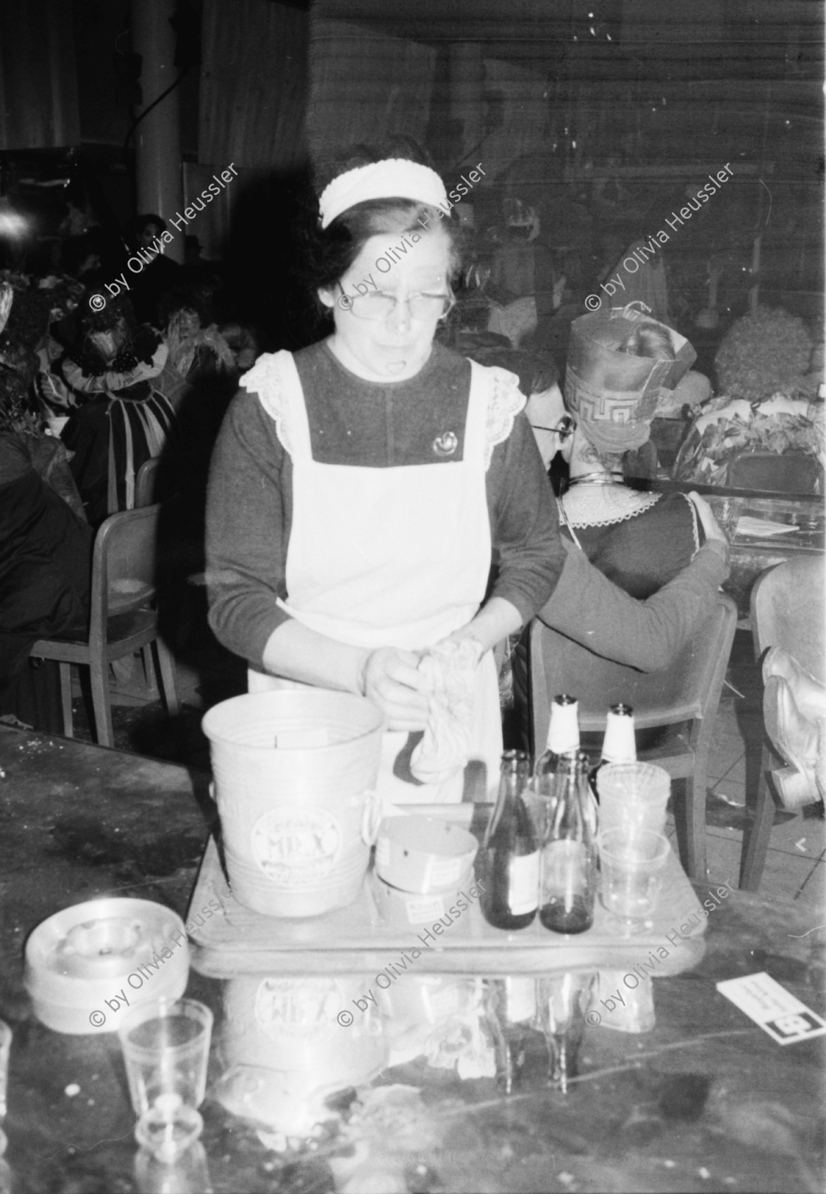 Image of sheet 19790010 photo 39: Fasnacht Zürcher Künstler Maskenball Künstlermaskenball in Zürich. Kongresshaus
Servierdame servieren Arbeit Frauen Uniform Getränke Schürze 1979 Tisch Frau women work Switzerland Carneval