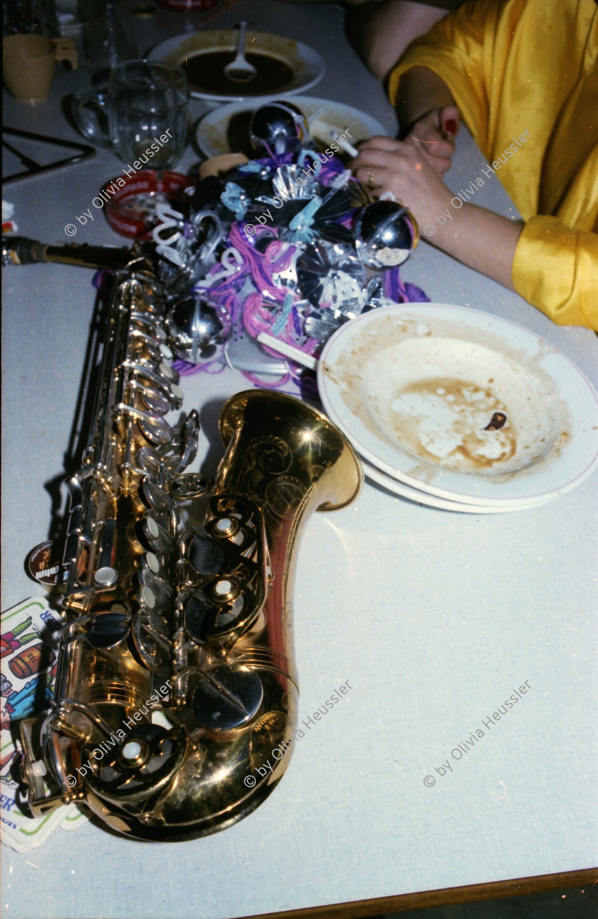 Image of sheet 19790020 photo 14: Fasnacht Zürich Bahnhof Enge 1979 Kultur Kunst Künstlermaskenball Kongresshaus Schweiz Switzerland Kostüm Bart Mann
Fasnacht Zürich Guggenmusik Musik Konzert Instrument Saxophon Teller leere Essen