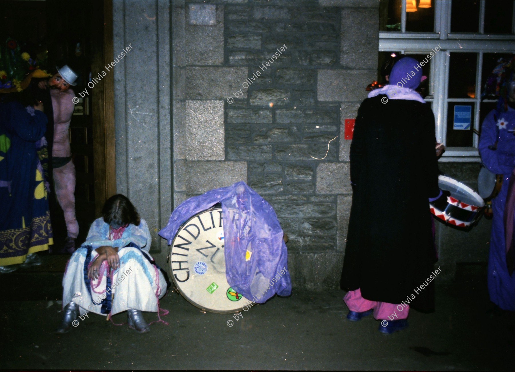 Image of sheet 19790020 photo 17: Fasnacht Zürich Bahnhof Enge 1979 Kultur Kunst Schweiz Switzerland Kostüm 
Guggenmusik Musik Konzert Pauke Chindlifresser ? Kostüm