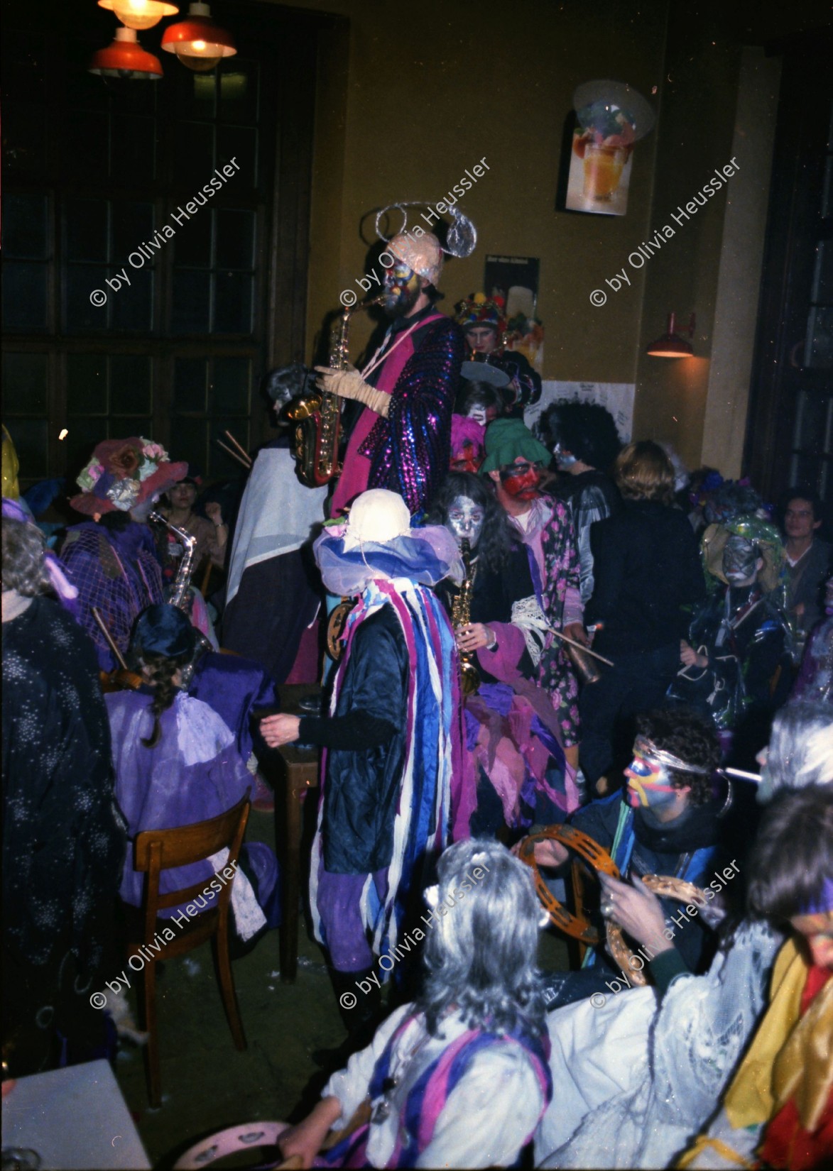 Image of sheet 19790020 photo 21: Fasnacht Zürich Bahnhof Enge 1979 Kultur Kunst Schweiz Switzerland Kostüm
Guggenmusik Musik Konzert Kostüm Restaurant