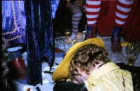 Image of sheet 19790020 photo 26: Fasnacht Zürich Bahnhof Enge 1979 Kultur Kunst Schweiz Switzerland Kostüm
Guggenmusik Musik Konzert Mann schläft ? Kostüm Hut Strohhut Socken rot weiss Ringe Tisch Essen Ess