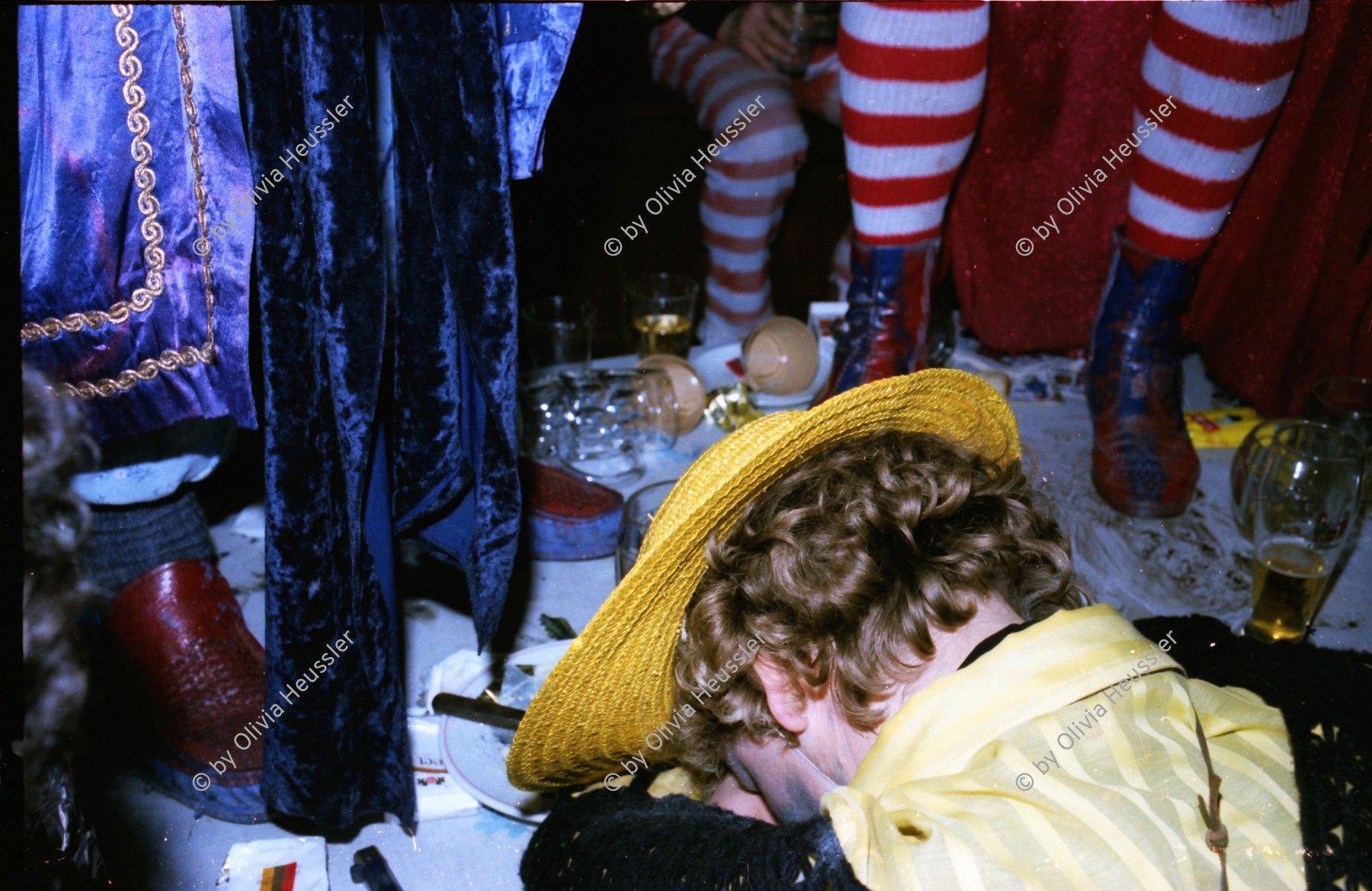 Image of sheet 19790020 photo 26: Fasnacht Zürich Bahnhof Enge 1979 Kultur Kunst Schweiz Switzerland Kostüm
Guggenmusik Musik Konzert Mann schläft ? Kostüm Hut Strohhut Socken rot weiss Ringe Tisch Essen Ess