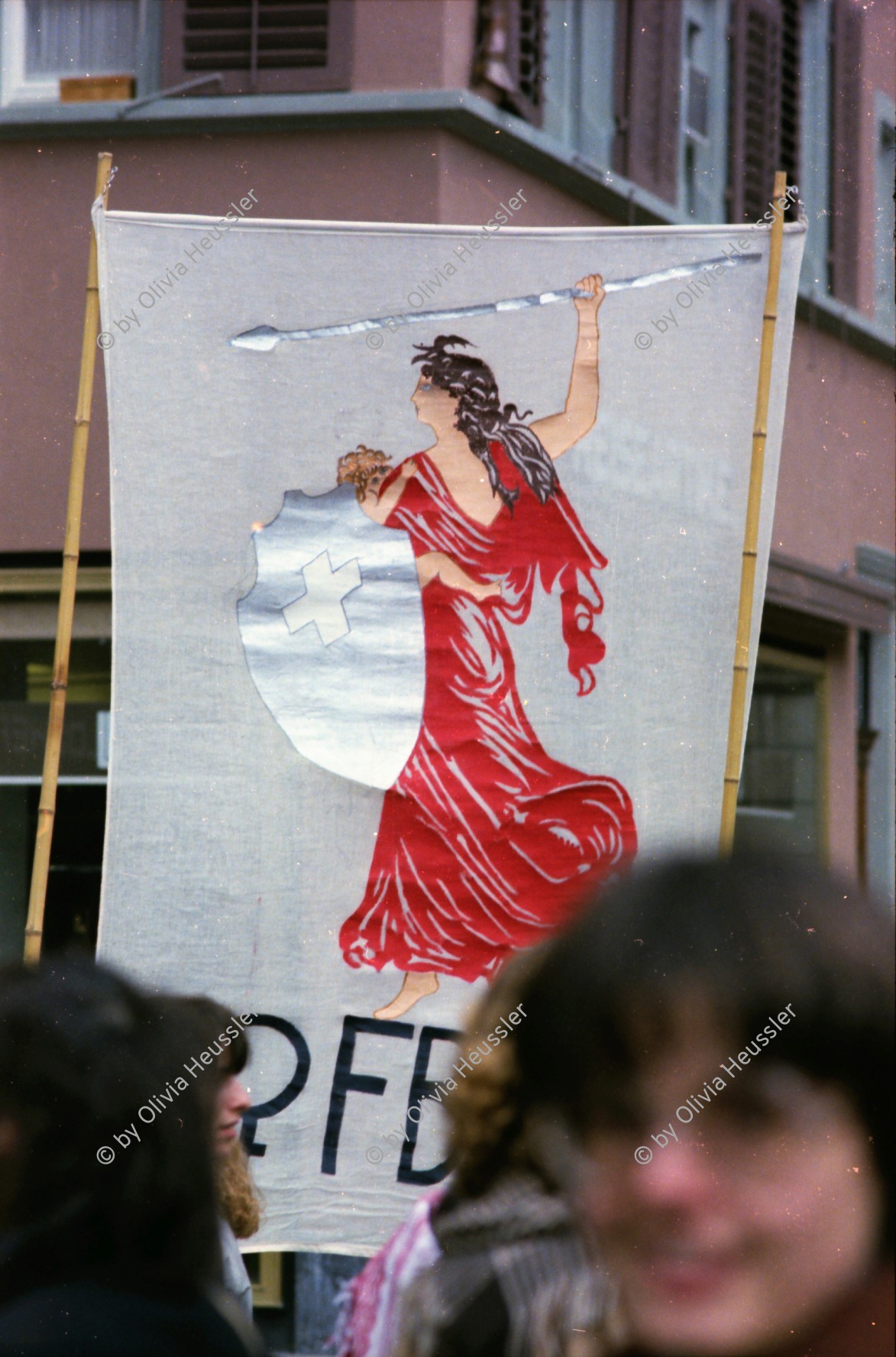 Image of sheet 19790020 photo 30: FBB Demonstration für Frauen und eine Mutterschaftsversicherung 'Mutterschaftschutz ein Fremdwort' »Seid realistisch fordert das Unmögliche« Frauenbefreiungsbewegung 
Recht Frauenkampf Zürich Schweiz Münsterplatz 1979