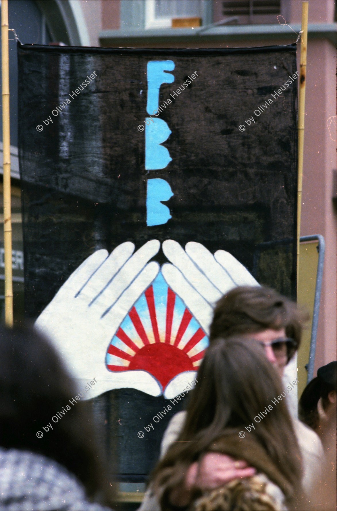 Image of sheet 19790020 photo 31: FBB Demonstration für Frauen und eine Mutterschaftsversicherung »Seid realistisch fordert das Unmögliche« ' Mutterschaftschutz ein Fremdwort' Frauenbefreiungsbewegung 
Zürich 1979 Schweiz Switzerland women fight protest Street