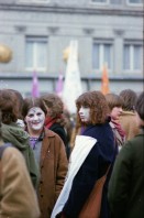 Image of sheet 19790020 photo 32: FBB Demonstration für Frauen und eine Mutterschaftsversicherung 'Seid Realisten fordert das Unmögliche' Mutterschaftschutz ein Fremdwort' Frauenbefreiungsbewegung 
Zürich 1979 Schweiz Switzerland women fight protest Street