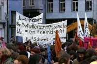 Image of sheet 19790020 photo 33: FBB Demonstration für Frauen und eine Mutterschaftsversicherung 'Seid Realisten fordert das Unmögliche' Mutterschaftschutz ein Fremdwort' Frauenbefreiungsbewegung 
Zürich 1979 Schweiz Switzerland women fight protest Street