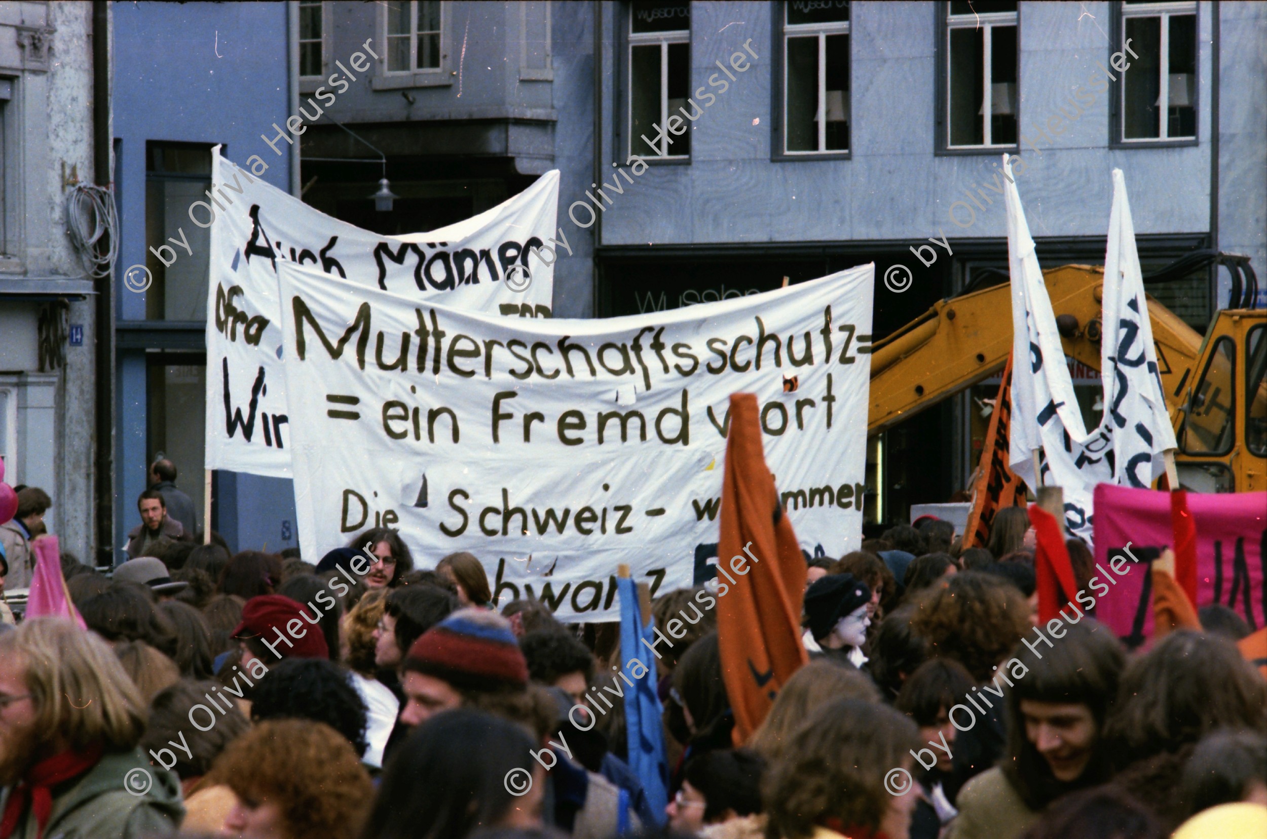 Image of sheet 19790020 photo 33: FBB Demonstration für Frauen und eine Mutterschaftsversicherung 'Seid Realisten fordert das Unmögliche' Mutterschaftschutz ein Fremdwort' Frauenbefreiungsbewegung 
Zürich 1979 Schweiz Switzerland women fight protest Street