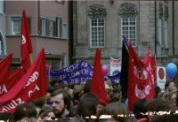 Image of sheet 19790020 photo 35: FBB Demonstration für Frauen und eine Mutterschaftsversicherung 'Seid Realisten fordert das Unmögliche' Mutterschaftschutz ein Fremdwort' Frauenbefreiungsbewegung 
Zürich 1979 Schweiz Switzerland women fight protest Street mann man solidarity Solidarität mit Frauen Banner Transparente transpi