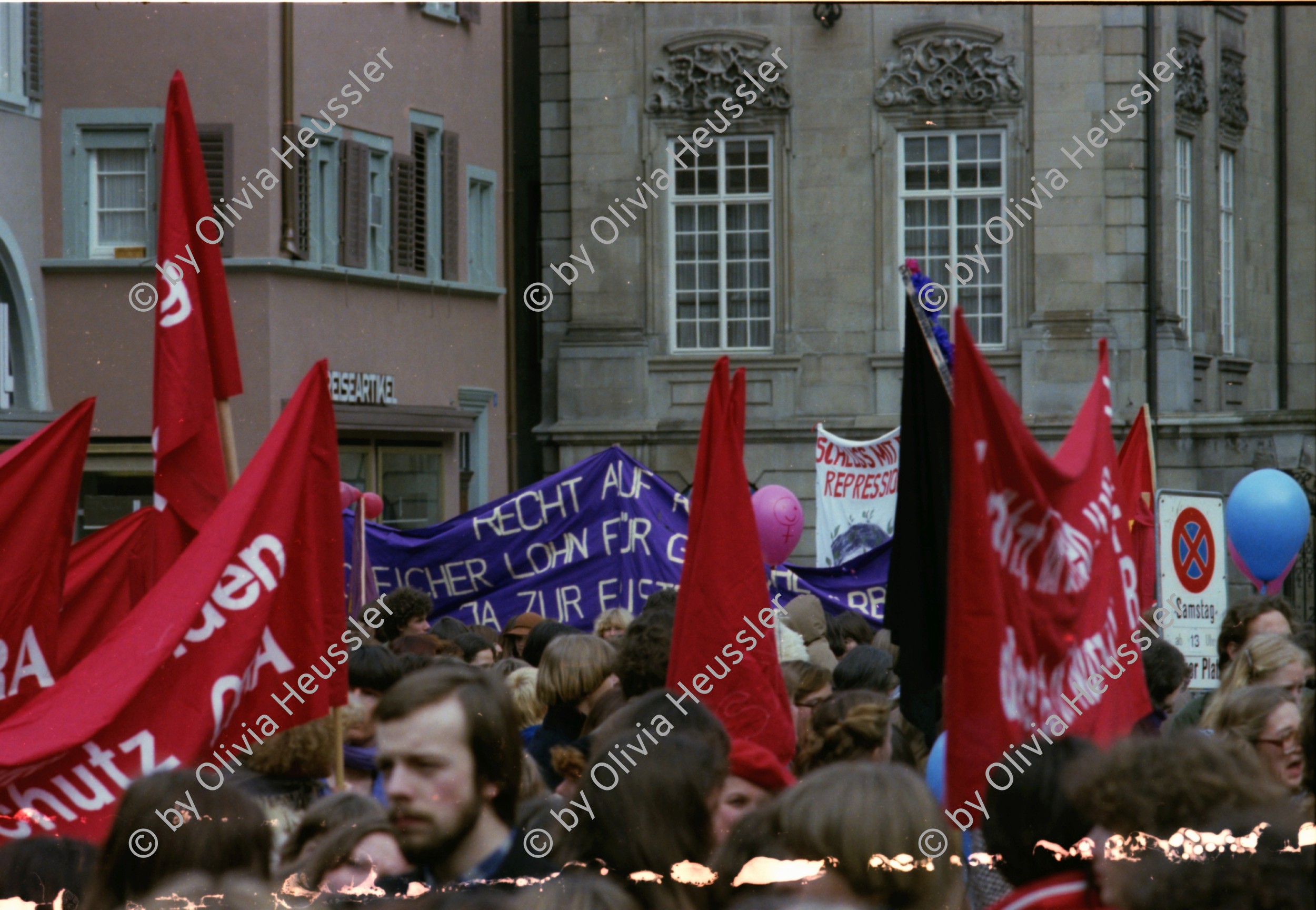 Image of sheet 19790020 photo 35: FBB Demonstration für Frauen und eine Mutterschaftsversicherung 'Seid Realisten fordert das Unmögliche' Mutterschaftschutz ein Fremdwort' Frauenbefreiungsbewegung 
Zürich 1979 Schweiz Switzerland women fight protest Street mann man solidarity Solidarität mit Frauen Banner Transparente transpi
