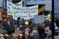 Image of sheet 19790020 photo 36: FBB Demonstration für Frauen und eine Mutterschaftsversicherung 'Seid Realisten fordert das Unmögliche' Mutterschaftschutz ein Fremdwort' Frauenbefreiungsbewegung
Zürich 1979 Schweiz Switzerland women fight protest Street mann man solidarity Solidarität mit Frauen Banner Transparente transpi