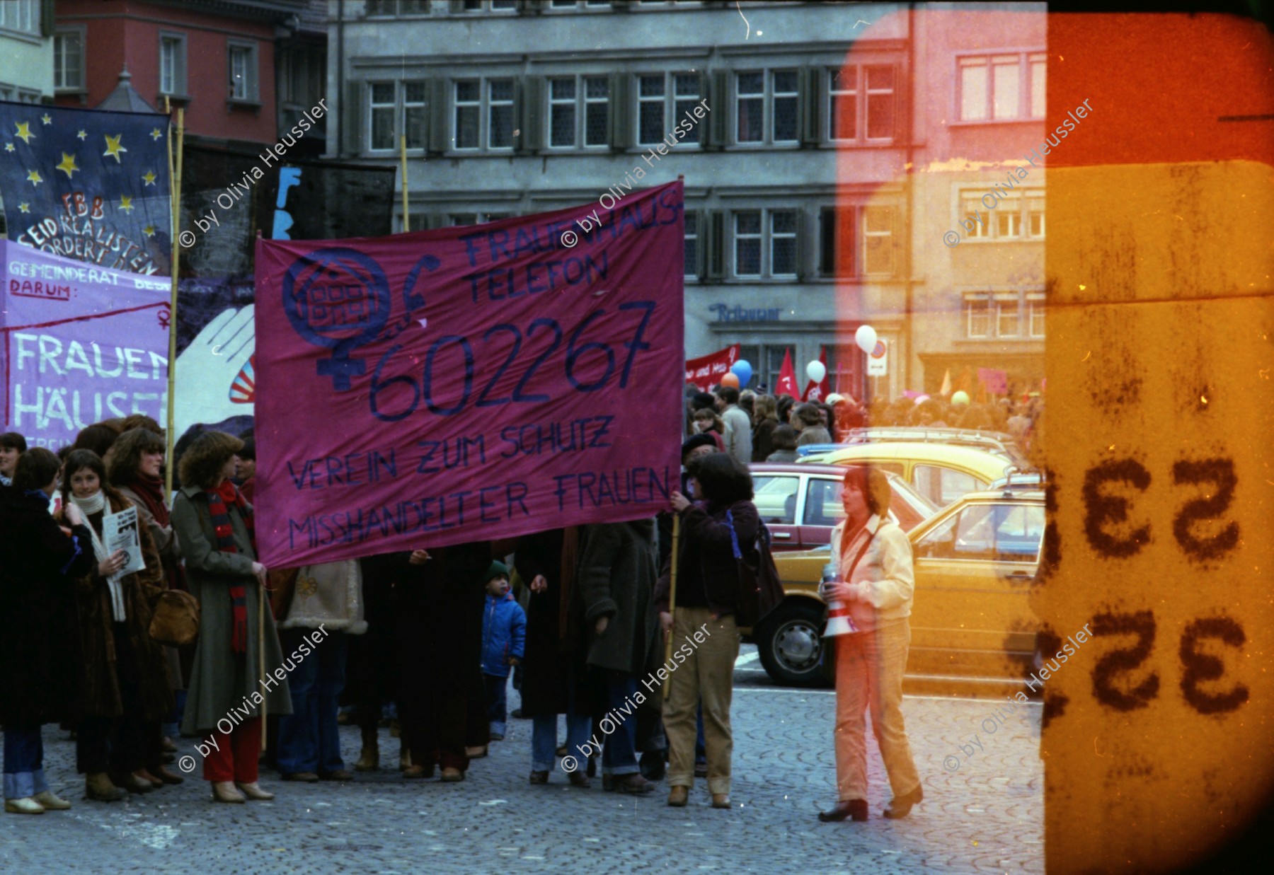 Image of sheet 19790020 photo 37: FBB Demonstration für Frauen und eine Mutterschaftsversicherung »Seid realistisch fordert das Unmögliche!« ' Mutterschaftschutz ein Fremdwort' Frauenbefreiungsbewegung
Zürich 1979 Schweiz Switzerland women fight protest Street mann man solidarity Solidarität mit Frauen Banner Transparente transpi