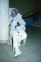 Image of sheet 19790020 photo 4: FBB Demonstration für Frauen und eine Mutterschaftsversicherung »Seid realistisch fordert das Unmögliche« ' Mutterschaftschutz ein Fremdwort' Frauenbefreiungsbewegung 
Fasnacht Zürich Bahnhof Enge 1979 Kultur Kunst Künstlermaskenball Kongresshaus Schweiz Switzerland Kostüm Bart Mann Guggenmusik Musik Konzert Strasse