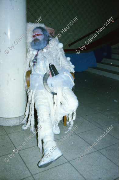 Image of sheet 19790020 photo 4: FBB Demonstration für Frauen und eine Mutterschaftsversicherung »Seid realistisch fordert das Unmögliche« ' Mutterschaftschutz ein Fremdwort' Frauenbefreiungsbewegung 
Fasnacht Zürich Bahnhof Enge 1979 Kultur Kunst Künstlermaskenball Kongresshaus Schweiz Switzerland Kostüm Bart Mann Guggenmusik Musik Konzert Strasse