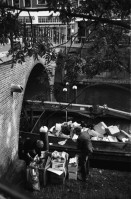 Image of sheet 19790030 photo 21: Kongress der 4. Internationale. Utrecht Stadtszenen.mit Rolf Meier. SAP. Heute Mountain Wilderness Abfall Schiff. Gracht Spiegelung der Häuser.  Graben Anti AKW Demo.