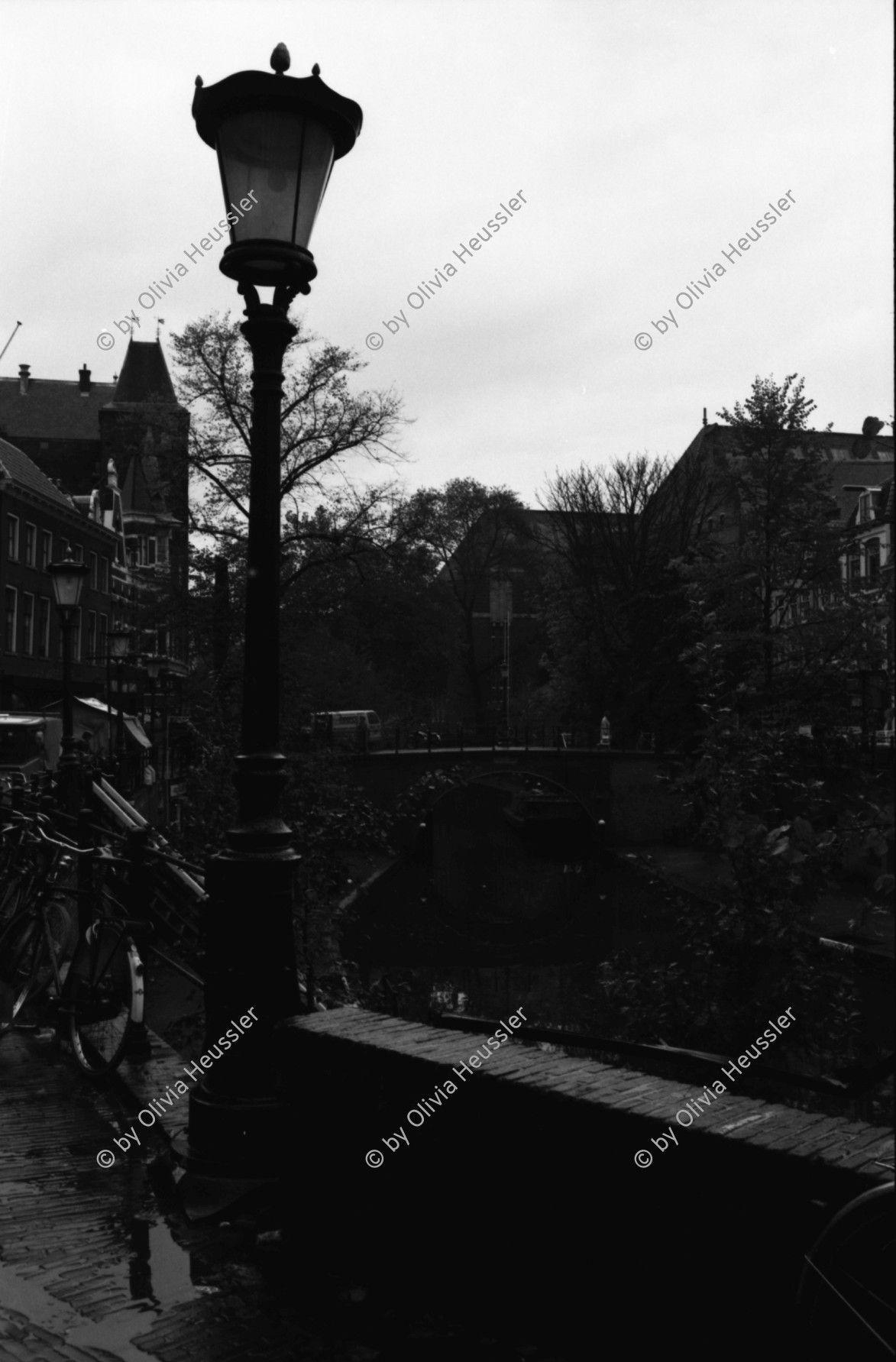 Image of sheet 19790030 photo 33: Strassenszene Utrecht Niederlanden Holland 1979 Lampe Strasse Licht