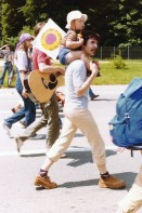 Image of sheet 19790070 photo 3: Pfingstmarsch gegen Atomkraftwerk Gösgen Anti AKW Bewegung 'Stop für AKW Leibstadt' Kanton Aargau 1979 ? Protest Gitarre Rucksack Vater mit Kind auf den Schultern Fahne