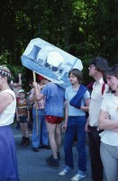 Image of sheet 19790070 photo 9: Pfingstmarsch gegen Atomkraftwerk Gösgen Anti AKW Bewegung 'Stop für AKW Leibstadt' Kanton Aargau 1979 ?
KEIN AKW IN GRABEN UND AUCH SONST NIRGENDWO 
Protest Transparent Banner Schweiz Switzerland