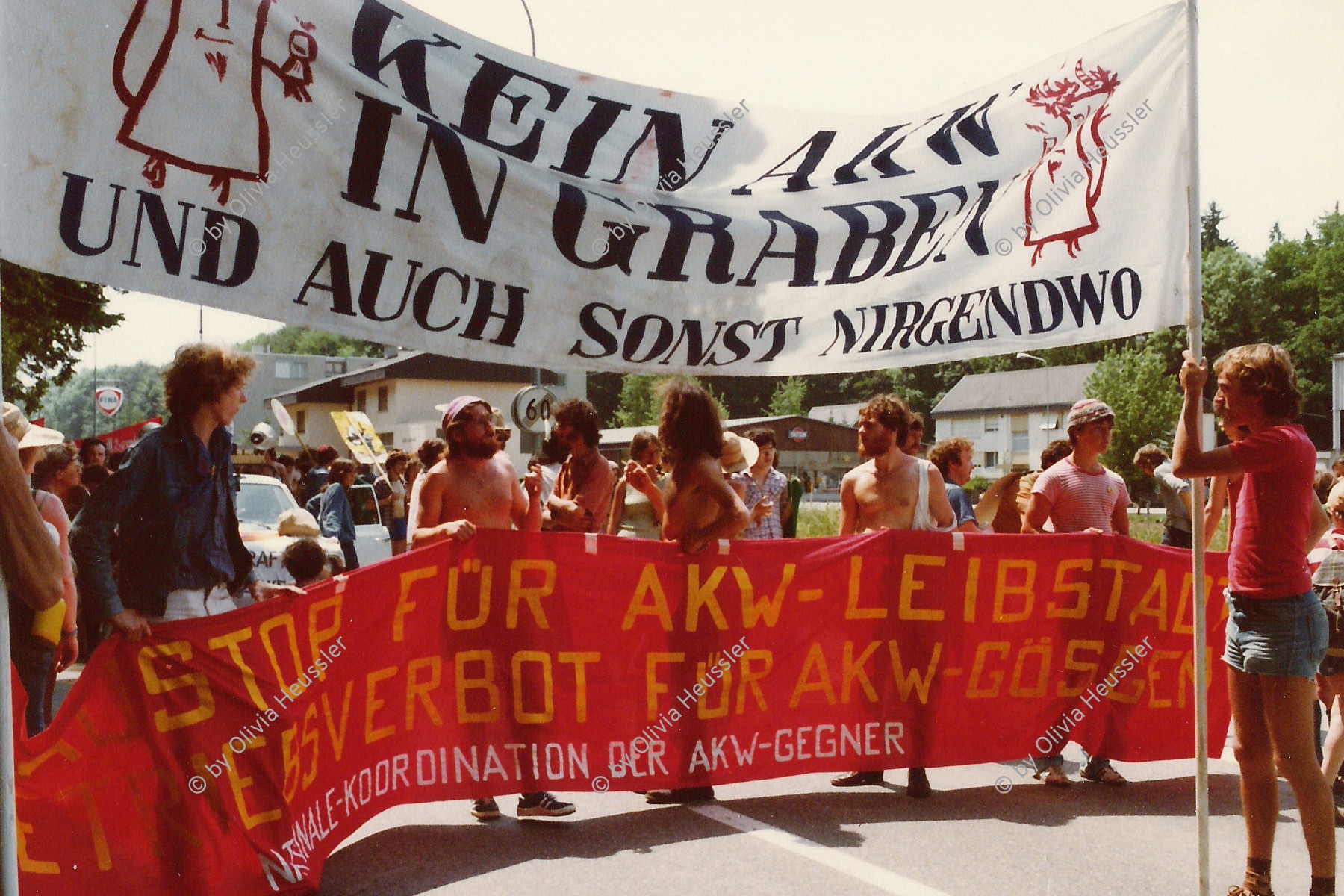 Image of sheet 19790070 photo 9: Pfingstmarsch gegen Atomkraftwerk Gösgen Anti AKW Bewegung 'Stop für AKW Leibstadt' Kanton Aargau 1979 ?
KEIN AKW IN GRABEN UND AUCH SONST NIRGENDWO 
Protest Transparent Banner Schweiz Switzerland