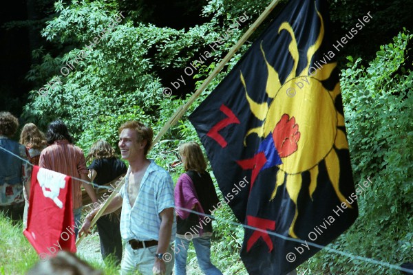 Image of sheet 19790080 photo 36: Demonstration gegen den Bau der Atomkraftwerke in Gösgen Pfingstmarsch Anti AKW Gegner Atomtod nein Danke
Pfingstmarsch von Atomkraftgegnern am Sonntag (03.06.79) bei der Baustelle des Kernkraftwerks Leibstadt.
Kanton Aargau Schweiz 1979 √ nuclear protest anti Switzerland Swiss 
Manfred Hasler mit Fahne ZAK