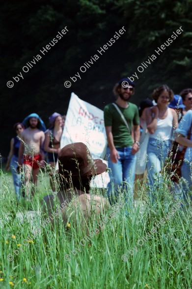 Image of sheet 19790080 photo 5: Demonstration gegen den Bau der Atomkraftwerke in Gösgen Pfingstmarsch Anti AKW Gegner Atomtod nein Danke
Pfingstmarsch von Atomkraftgegnern am Sonntag (03.06.79) bei der Baustelle des Kernkraftwerks Leibstadt. Kanton Aargau 1979 √ nuclear protest anti Switzerland Swiss