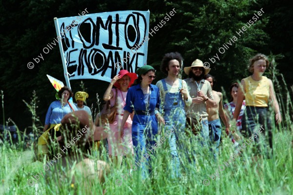 Image of sheet 19790080 photo 6: Demonstration gegen den Bau der Atomkraftwerke in Gösgen Pfingstmarsch Anti AKW Gegner Atomtod nein Danke Koller
Pfingstmarsch von Atomkraftgegnern am Sonntag (03.06.79) bei der Baustelle des Kernkraftwerks Leibstadt.
Kanton Aargau Schweiz 1979 ?