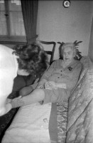 Image of sheet 19790110 photo 3: Gemeindeschwester pflegt alte Menschen zwei Schwestern zu Hause bevor Spitex Balgrist kam
Schweiz Switzerland health protest dog animal Europe 1979