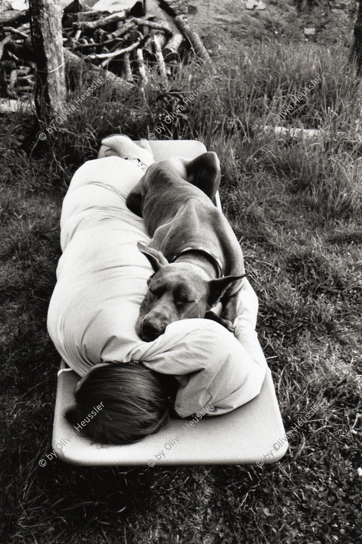 Image of sheet 19790110 photo 31: Gordevio
Delia Heussler liegt in einem Bett mit ihrer dänischen Dogge Hund
Kanton Tessin Schweiz 1979 √
© 1979, by OLIVIA HEUSSLER / www.clic.li