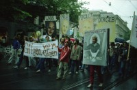 Image of sheet 19800010 photo 5: Demonstration gegen Alfred Gilgen waehrend den Jugendunruhen, Bahnhofstrasse Zuerich 1980.
 movement protest
Transparent Gilgen vertilgen