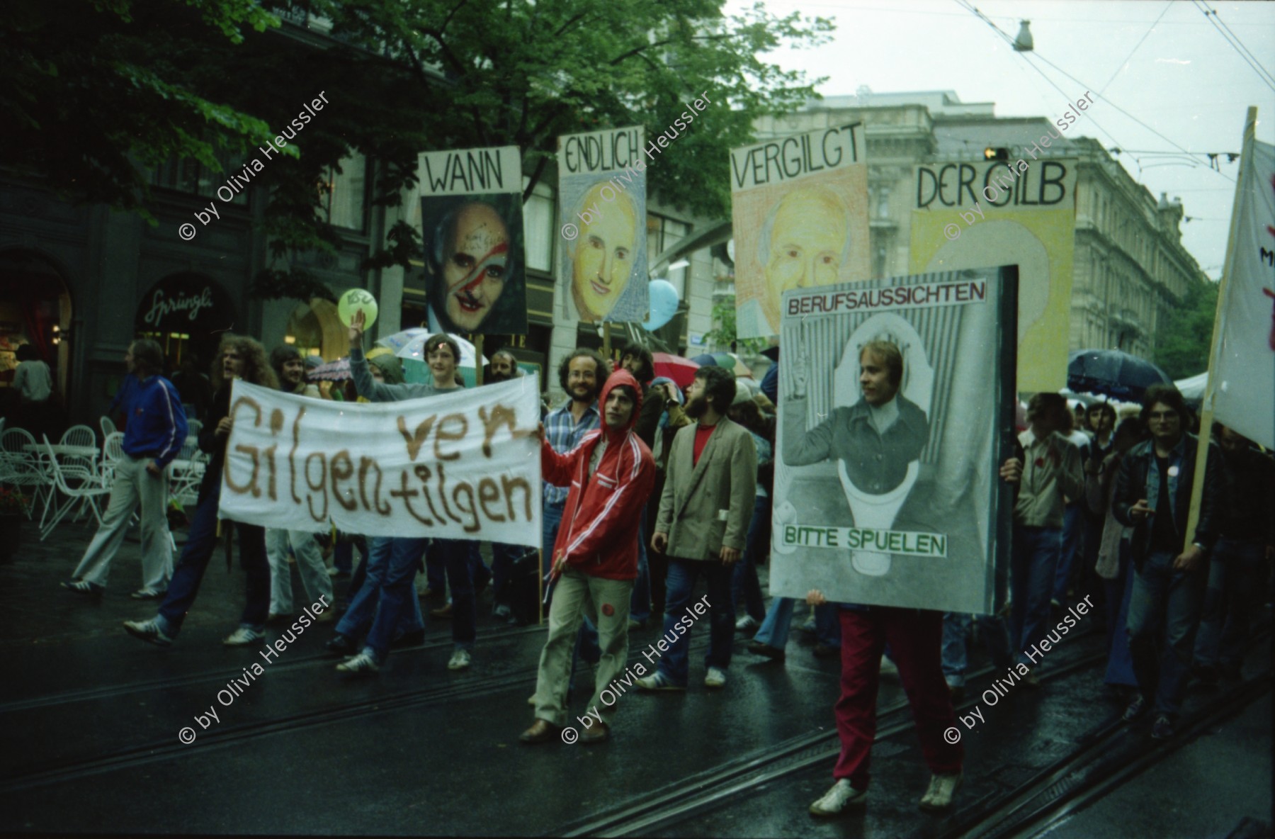 Image of sheet 19800010 photo 5: Demonstration gegen Alfred Gilgen waehrend den Jugendunruhen, Bahnhofstrasse Zuerich 1980.
 movement protest
Transparent Gilgen vertilgen