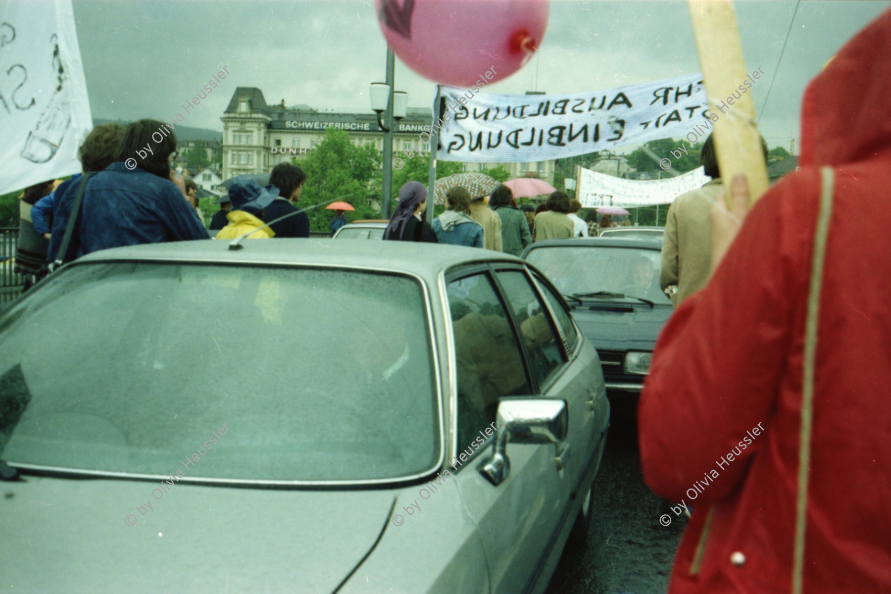 Image of sheet 19800010 photo 6: Demonstration waehrend den Jugendunruhen, Quaibruecke, Zuerich 1980.
Exhibition: Zurich, The Eighties Photobastei Zürich 2020