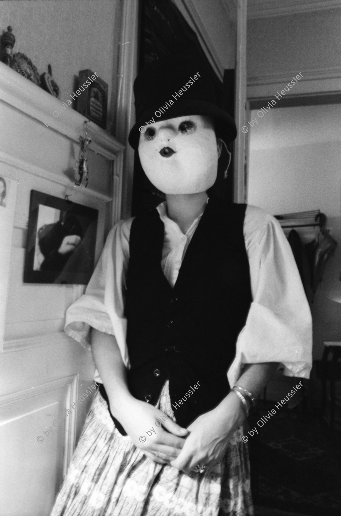 Image of sheet 19800020 photo 2: Frau mit weisser Fasnachtsmaske. Fasnacht 1980 Schweiz Switzerland culture
Olivia Larve