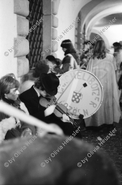 Image of sheet 19800020 photo 22: Frau mit weisser Fasnachtsmaske. Fasnacht 1980 Schweiz Switzerland culture
Olivia Larve