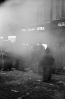 Image of sheet 19800020 photo 34: Luzerner Fasnacht. Olivia  Weinbergstr. 37, mit weisser Maske und Hut. Masken Bürger feiern Fasnacht in Restaurant. Larven. Violinen Spieler.Nachtstimmung mit Lichter. Telefonieren in Telefon Zelle. 1980 Schweiz Switzerland culture