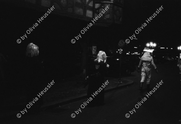 Image of sheet 19800030 photo 10: Luzerner Fasnacht. am Tag. weisse Maske Junge trinken Bier. 1980 Schweiz Luzern