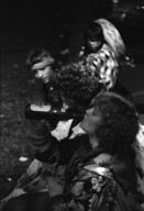 Image of sheet 19800030 photo 20: Luzerner Fasnacht. am Tag. weisse Maske Junge trinken Bier. 1980 Schweiz Luzern

8888