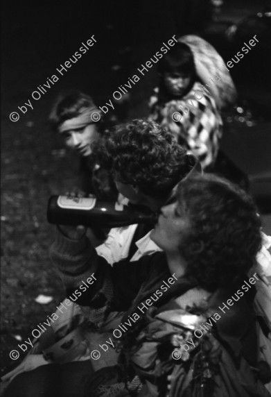 Image of sheet 19800030 photo 20: Luzerner Fasnacht. am Tag. weisse Maske Junge trinken Bier. 1980 Schweiz Luzern

8888