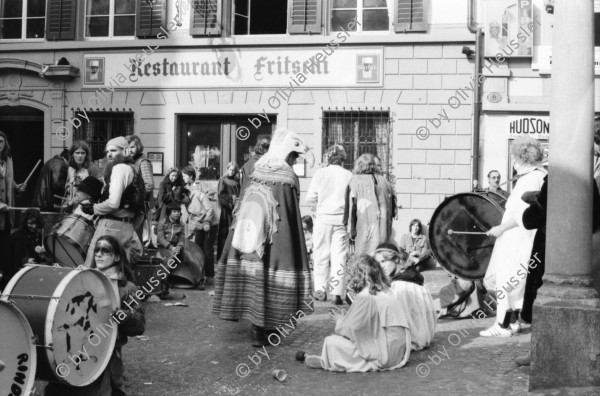 Image of sheet 19800030 photo 30: Luzerner Fasnacht vor dem Restaurant Fritschi. 1980 Schweiz Luzern