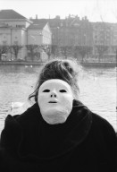 Image of sheet 19800030 photo 38: Mann trägt weisse Maske an Luzerner Fasnacht.
1980 Schweiz Luzern