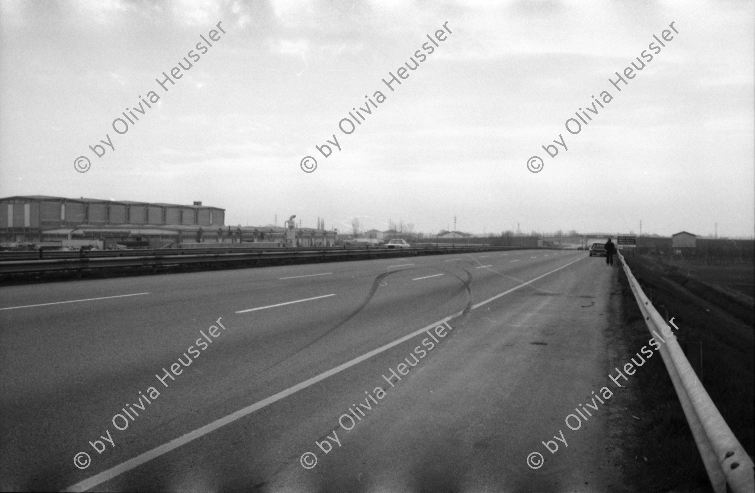 Image of sheet 19800040 photo 14: Bremsspuren auf der Autobahn nach geplatztem Reifen. 1980 Italien


8888