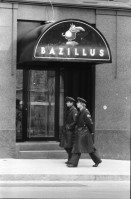 Image of sheet 19800040 photo 30: Zwei Polizeibeamte vor Jazz Kneipe Bazillus, Stampfenbachstrasse Zuerich 1980.