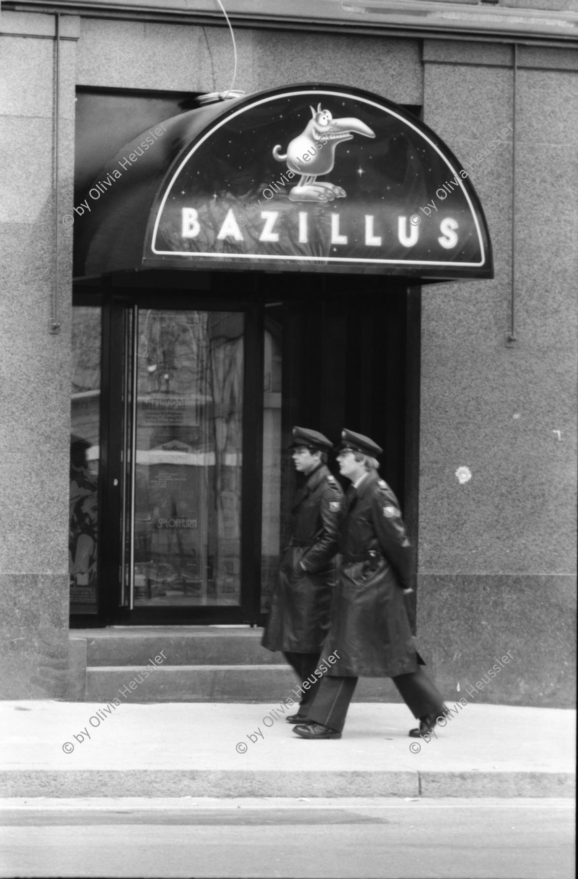 Image of sheet 19800040 photo 30: Zwei Polizeibeamte vor Jazz Kneipe Bazillus, Stampfenbachstrasse Zuerich 1980.