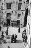 Image of sheet 19800040 photo 5: Männer stehen auf dem Platz in San Giminano Italien, 1980.